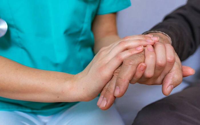 Cách hỏi thăm người bệnh ung thư nhẹ nhàng mà sâu sắc