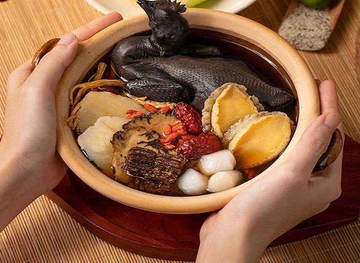 Bí quyết nấu cháo gà ác hầm thuốc bắc giúp bé tăng đề kháng tự nhiên