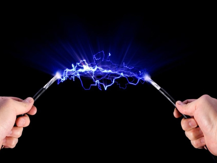 Điện trường là môi trường gì? Giải thích bản chất dễ hiểu