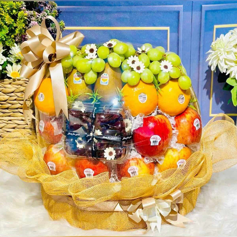 Nên chọn giỏ trái cây nhập khẩu có sẵn hay đặt theo yêu cầu?