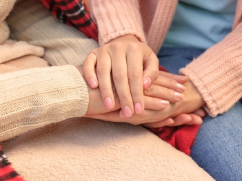 Cách hỏi thăm người bệnh ung thư nhẹ nhàng mà sâu sắc - Thương hiệu Việt Nam